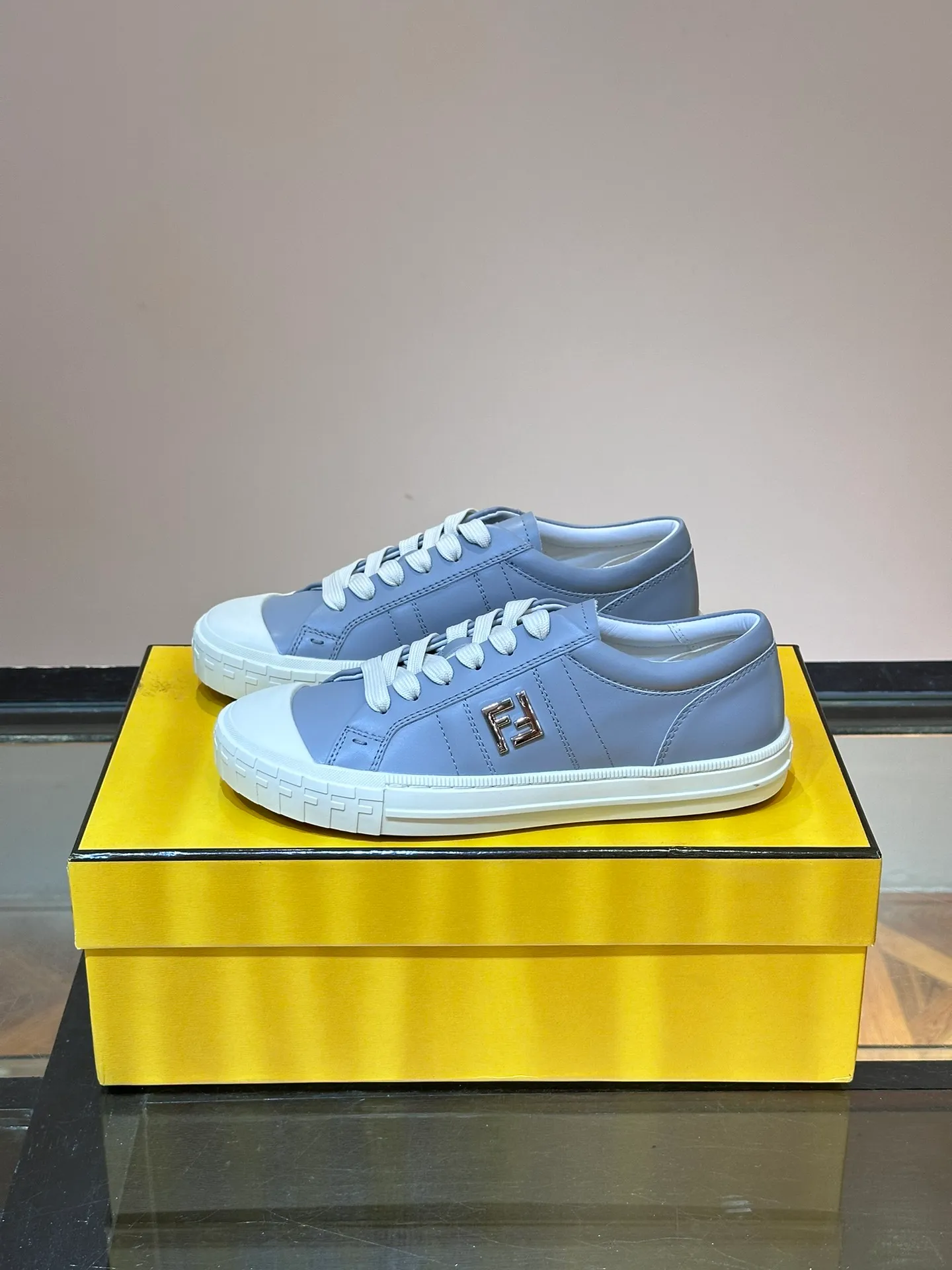 Men's Men's Shoes 💰380 [New Style] 🍿🍿Fendi Fendi Casual Sneakers Skateboard Shoes, the new Domino sneakers have become a favorite shoe. For those who want to create a simple and FENDI-characteristic look, this shoe is the perfect choice. Because this sneaker is one of the most cost-effective among FENDI's entry-level sneakers, it provides a great opportunity to attract and attract all customers who love easy and comfortable everyday sneakers. Size: 38-45 (men’s size 38.45 customized)